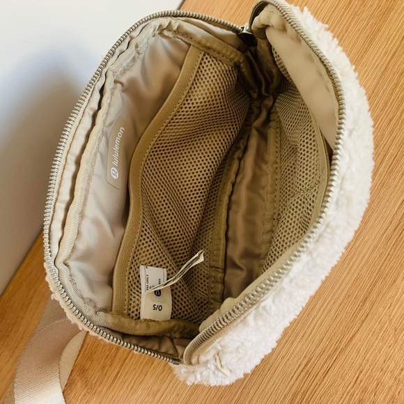 NWT! Lululemon! Everywhere Fleece Belt Bag in Natural Ivory Trench - Picture 8 of 16